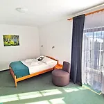 Medica - Z Ogrzewanym Basenem I Pelnym Wyzywieniem Bed & Breakfast